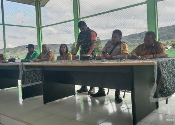 Babinsa Koramil 06/ Kerajaan jajaran Kodim 0206/ Dairi saat pendampingan PMT di Desa Mungkur, Selasa (21/6).