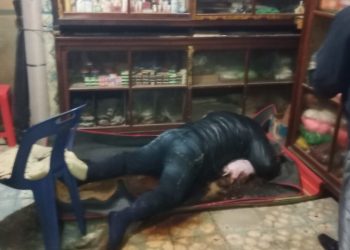 Mayat Sudung saat ditemukan membusuk dirumahnya, Selasa (21/6).