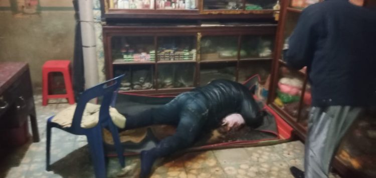 Mayat Sudung saat ditemukan membusuk dirumahnya, Selasa (21/6).