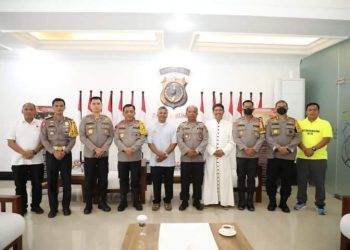 Kapoldasu, Irjen. Pol. Drs. RZ Panca Putra Simanjuntak M.Si didampingi Wakapoldasu, Brigjen. Pol. Dadang Hartanto saat mediasi Pastor Sahat Nababan dan Wakapolres Samosir, Kompol. Togap M Lumbantobing, Selasa (21/6).