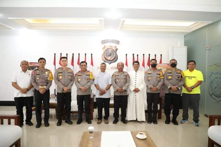 Kapoldasu, Irjen. Pol. Drs. RZ Panca Putra Simanjuntak M.Si didampingi Wakapoldasu, Brigjen. Pol. Dadang Hartanto saat mediasi Pastor Sahat Nababan dan Wakapolres Samosir, Kompol. Togap M Lumbantobing, Selasa (21/6).