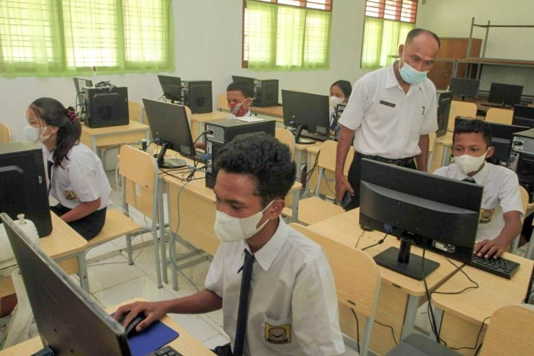 Siswa SMPN 2 Pintu Pohan - Toba saat menggunakan komputer dan jaringan internet bantuan daru PT. INALUM (persero), Senin (20/6).