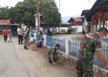 Personil Babinsa Koramil 05/ Lawe Alas dipimpin Serka Suwarno bersama warga bersihkan Mesjid, Rabu (22/6).