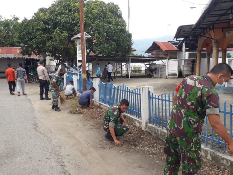 Personil Babinsa Koramil 05/ Lawe Alas dipimpin Serka Suwarno bersama warga bersihkan Mesjid, Rabu (22/6).