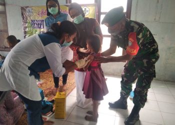 Serka Zaini saat membantu Bidan Desa laksanakan posyandu, Rabu (22/6).