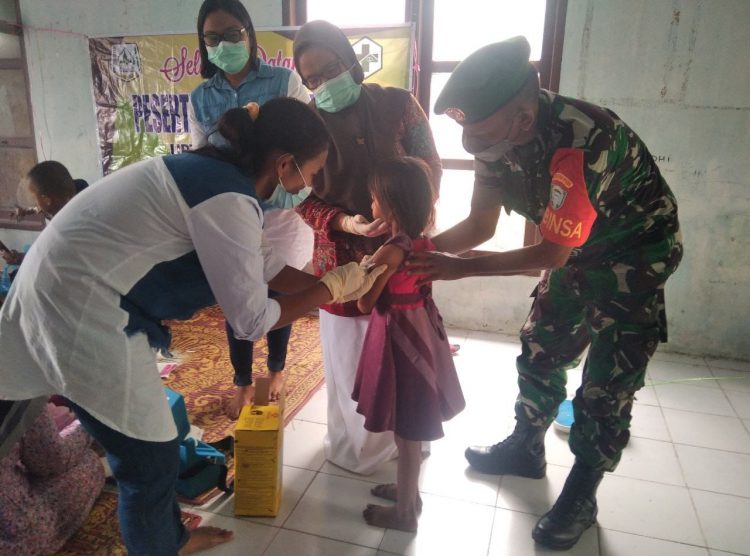 Serka Zaini saat membantu Bidan Desa laksanakan posyandu, Rabu (22/6).