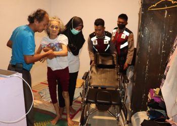 Kapolres Dairi, AKBP Wahyudi didampingi Kasat Reskrim AKP. Rismanto Purba saat menyerahkan bantuan kursi roda, Rabu (22/6).