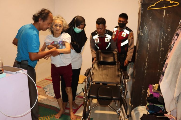 Kapolres Dairi, AKBP Wahyudi didampingi Kasat Reskrim AKP. Rismanto Purba saat menyerahkan bantuan kursi roda, Rabu (22/6).