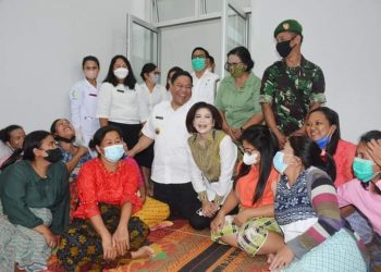 Bupati Dairi Dr. Eddy Keleng Ate Berutu bersama Ketua Tim Penggerak PKK Kabupaten Dairi Ny. Romy Mariani Eddy Berutu dan Direktur RSUD Sidikalang dr. Pesalmen Saragih serta Kepala Dinas P3AP2KB dr. Nitawati Sitohang saat program pelayanan KB gratis, Rabu (22/6).