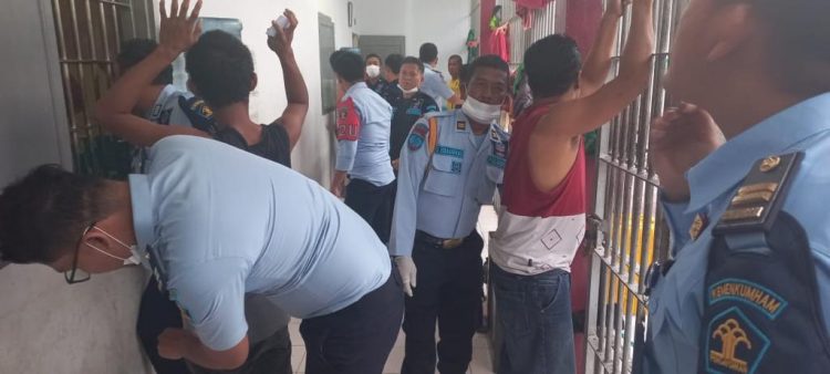 Personil KPLP Lapas Kelas IIb Siborongborong saat razia rutin kamar WBP, Rabu malam (22/6).