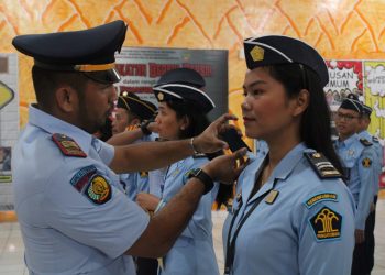 Kepala Lembaga Pemasyarakatan Kelas IIb Siborongborong, Parlindungan Siregar A.Md.IP. SH saat penyematan kenaikan pangkat 43 pegawai Lapas Kelas IIb Siborongborong, Rabu (22/6).