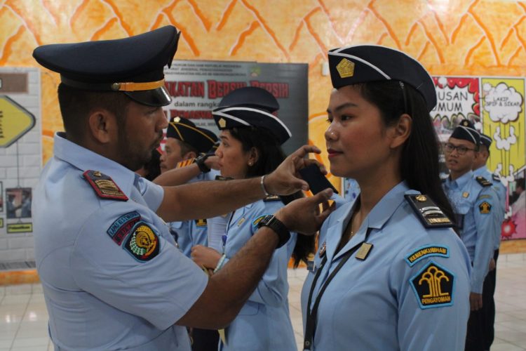 Kepala Lembaga Pemasyarakatan Kelas IIb Siborongborong, Parlindungan Siregar A.Md.IP. SH saat penyematan kenaikan pangkat 43 pegawai Lapas Kelas IIb Siborongborong, Rabu (22/6).