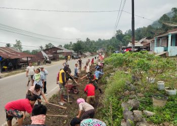 Personil Koramil 01/ Lawe Sigalagala bersama warga Desa Lawe Tua Makmur saat bergotongroyong bersihkan saluran parit, Kamis (23/6).