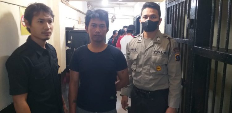 Tersangka SIF saat diamankan di Polres Taput, Kamis (23/6).