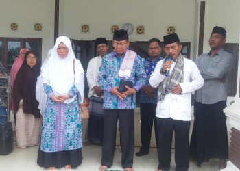 H. Karep S.Pdi. MM bersama Isteri, Yuliani Amd.Keb saat berangkat tunaikan ibadah haji, Kamis (23/6).