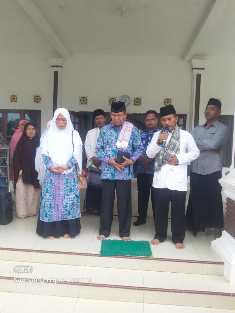 H. Karep S.Pdi. MM bersama Isteri, Yuliani Amd.Keb saat berangkat tunaikan ibadah haji, Kamis (23/6).