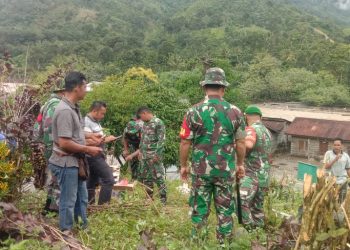 Personil Posramil Ketambe jajaran Kodim 0108/ Agara bersama warga saat gotongroyong bersihkan TPU, Sabtu (25/6).
