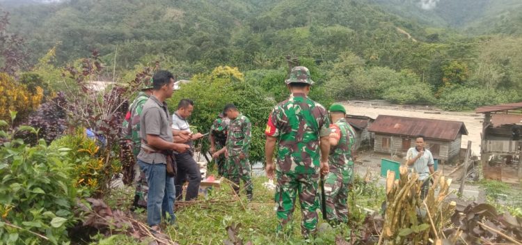 Personil Posramil Ketambe jajaran Kodim 0108/ Agara bersama warga saat gotongroyong bersihkan TPU, Sabtu (25/6).