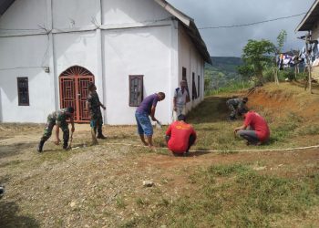 Babinsa Posramil Louser bersama masyarakat saat bersihkan halaman Gereja HKBP, Sabtu (25/6).