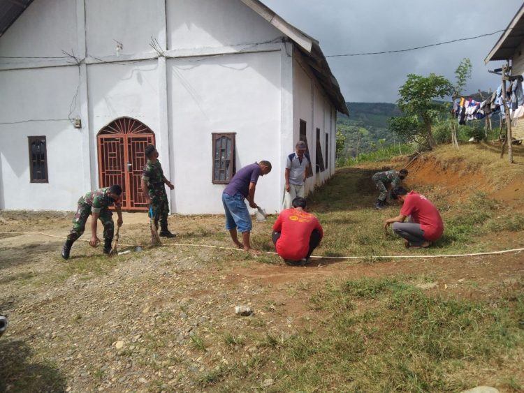 Babinsa Posramil Louser bersama masyarakat saat bersihkan halaman Gereja HKBP, Sabtu (25/6).