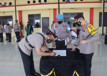 Kapolresta Deliserdang, Kombes. Pol. Irsan Sinuhaji SIK. MH memimpin upacara Pengukuhan Wakapolresta Deliserdang AKBP. Agus Sugiyarso SIK yang bertempat di aula terbuka Polresta Deliserdang, Jumat (24/6).