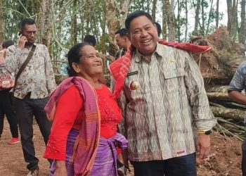 Bupati Dairi, Eddy Berutu saat bercanda bersama warga pada acara tinjau lokasi pembangunan SMA, Kamis (23/6).