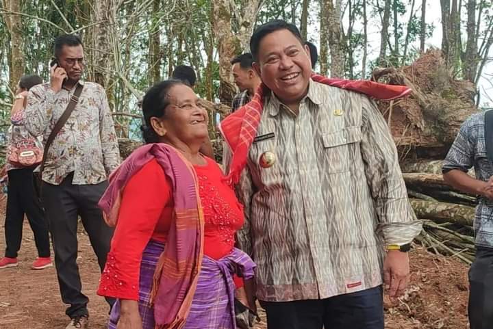 Bupati Dairi, Eddy Berutu saat bercanda bersama warga pada acara tinjau lokasi pembangunan SMA, Kamis (23/6).