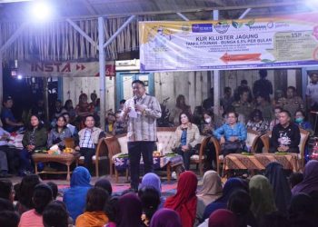 Bupati Dairi, Eddy Keleng Ate Berutu bersama Ketua TP PKK dairi, Romy Mariani dan beberapa OPD saat mengunjungi Desa Gunung Sitember, Kecamatan Gunung Sitember, Kamis (23/6).