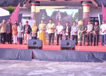 Bupati Dairi, Eddy Berutu saat hadiri pagelaran puncak Festival Dairi Kreatif bertempat di Pelataran Gedung Djauli Manik, Jumat (24/6).