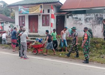 Personil Babinsa Koramil 03/ Badar bersama warga saat gotongroyong membersihkan parit di Desa Batu Mberong, Kecamatan Badar, Kabupaten Aceh Tenggara, Minggu (26/6).