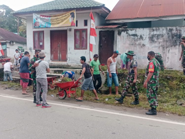 Personil Babinsa Koramil 03/ Badar bersama warga saat gotongroyong membersihkan parit di Desa Batu Mberong, Kecamatan Badar, Kabupaten Aceh Tenggara, Minggu (26/6).