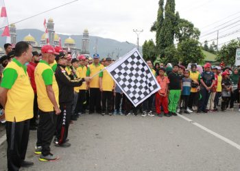 Personil Kodim 0108/ Agara saat mengiluti jalan santai semarakkan hari jadi Kabupaten Agara, Minggu (26/6).