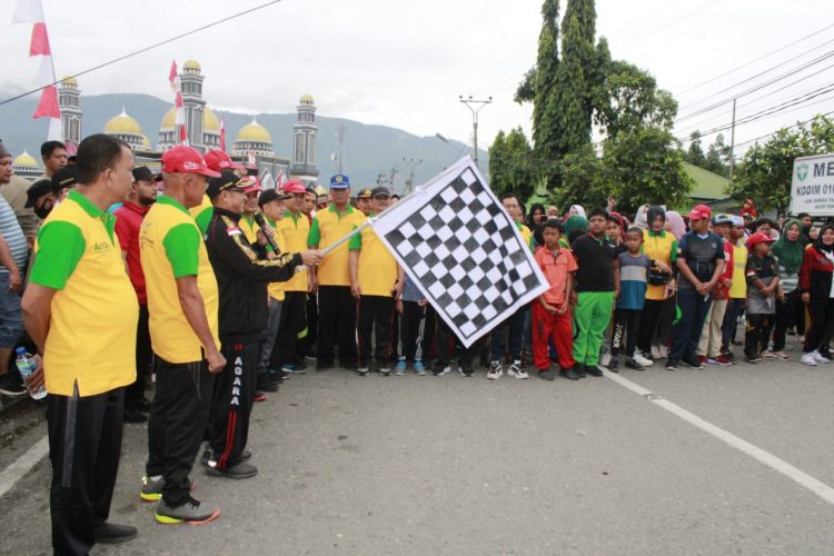 Personil Kodim 0108/ Agara saat mengiluti jalan santai semarakkan hari jadi Kabupaten Agara, Minggu (26/6).