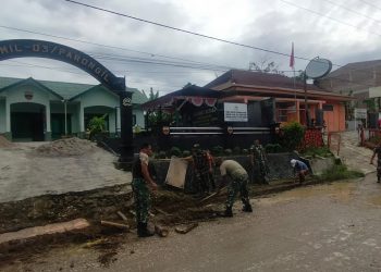 Danramil 03/ Parongil jajaran Kodim 0206/Dairi, Kapten Inf. T. Aritonang saat pimpin korve dan pengecoran parit depan kantor, Selesa (28/6).