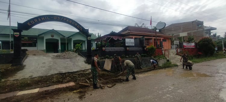 Danramil 03/ Parongil jajaran Kodim 0206/Dairi, Kapten Inf. T. Aritonang saat pimpin korve dan pengecoran parit depan kantor, Selesa (28/6).