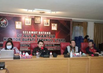 Tim Satgas Korsupgah Korwil I KPK RI Provinsi Sumatera Utara, Mohamad Jhanattan, Renta Siregar, Tridesa dan Wiwin saat bersama Wakil Bupati Taput Sarlandy Hutabarat dalam pemberian apresisasi KPK pelaksanaan PEN Taput, Kamis (23/6).