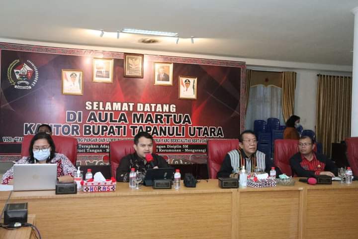 Tim Satgas Korsupgah Korwil I KPK RI Provinsi Sumatera Utara, Mohamad Jhanattan, Renta Siregar, Tridesa dan Wiwin saat bersama Wakil Bupati Taput Sarlandy Hutabarat dalam pemberian apresisasi KPK pelaksanaan PEN Taput, Kamis (23/6).