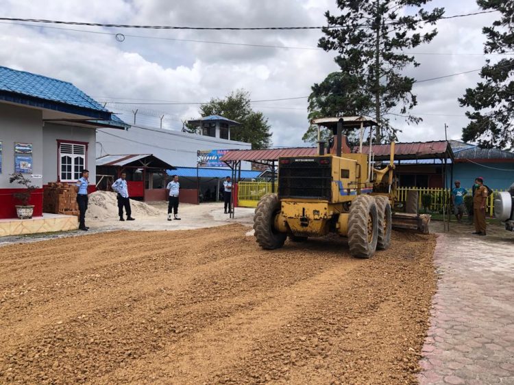 Proses pengaspalan jalan menuji Lapas Kelas IIb Siborongborong yang langsung dikerjakan Dinad PUPR Taput, Selasa (28/6).
