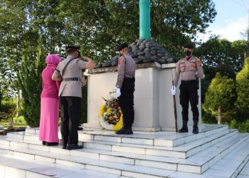 Kapolres Dairi, AKBP. Wahyudi Rahman SH. SIK. MM saat pimpin ziarah di TMP Panji Siburabura, Rabu (29/6).