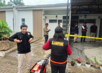 Satreskrim dan Tim Inafis Polresta Deliserdang bersama Tim Inafis Polda Sumut saat olah TKP, Selasa (28/6).