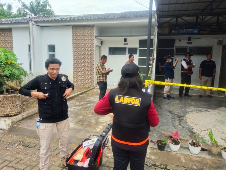 Satreskrim dan Tim Inafis Polresta Deliserdang bersama Tim Inafis Polda Sumut saat olah TKP, Selasa (28/6).