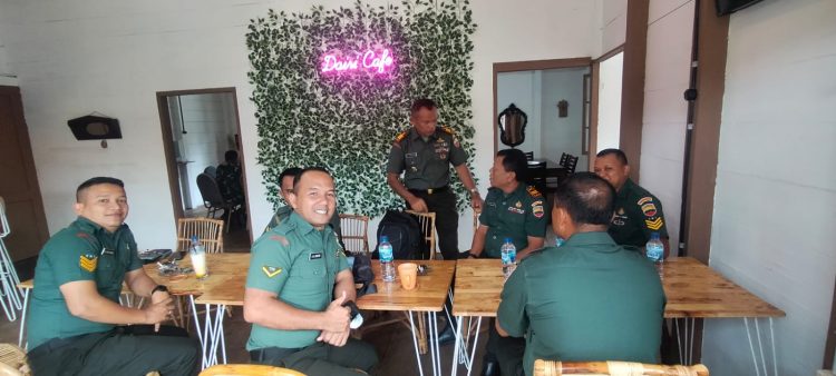 Dandim 0206/ Dairi, Letkol. Arh. Ridwan Budi Sulistywan SIP saat ajak jajaranya makan siang bersama, Rabu (29/6).