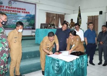 Bupati dan DPRD Kabupaten Toba tanda tangani nota kesepahaman LKPJ TA 2021, Selasa (28/6).