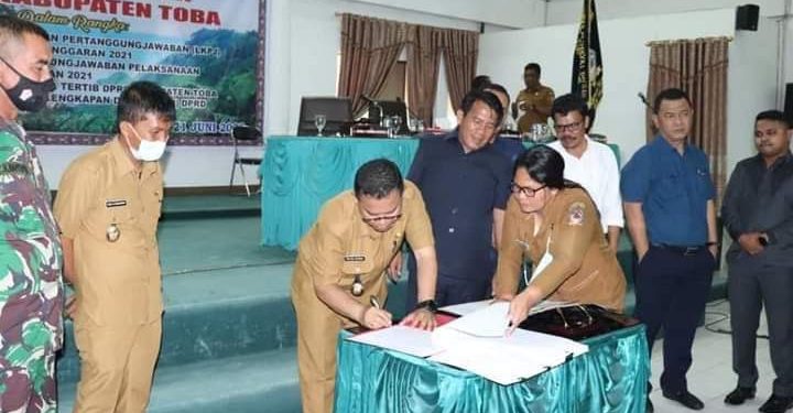 Bupati dan DPRD Kabupaten Toba tanda tangani nota kesepahaman LKPJ TA 2021, Selasa (28/6).