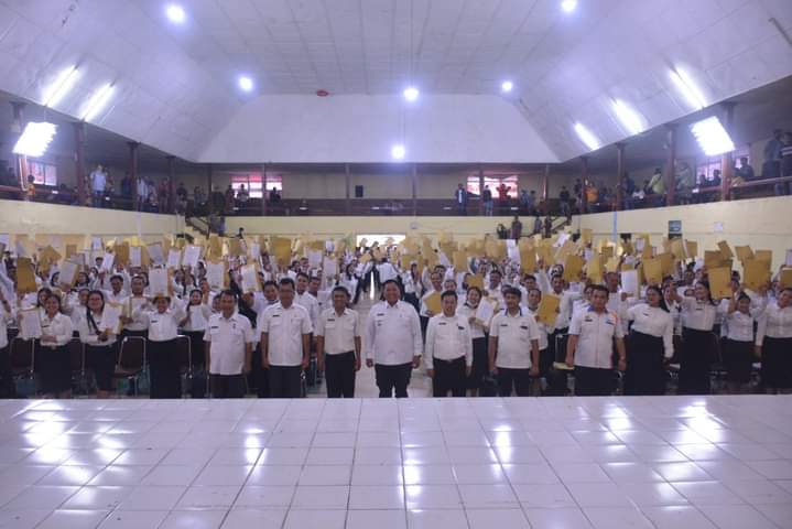 Bupati Dairi, Eddy Berutu bersama para tenaga P3K saat menerima SK, Rabu (29/6).