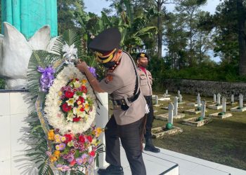 Kapolres Taput, AKBP. Ronal FC. Sipayung SH. SIK. MH saat letak karangan bunga di tugu pahlawan, Kamis (30/6/2022).