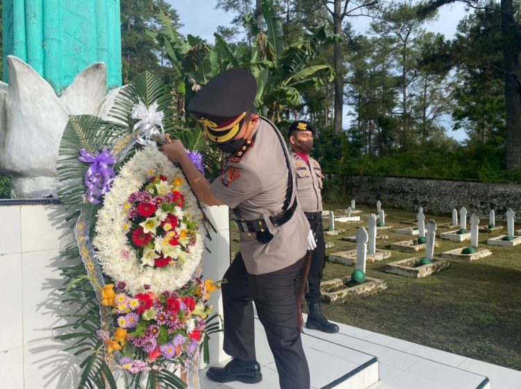 Kapolres Taput, AKBP. Ronal FC. Sipayung SH. SIK. MH saat letak karangan bunga di tugu pahlawan, Kamis (30/6/2022).