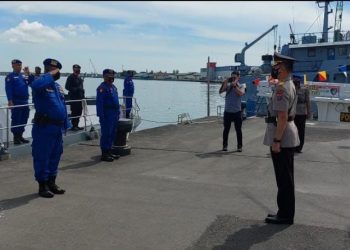 Wakapolda Sumut, Brigjen. Pol. Dr. Dadang Hartanto SH. SIK. M.Si didampingi Wakil Ketua PD Bhayangkari Sumut Ny. Fitri Dadang Hartanto saat upacara tabur bunga di Mako Ditpolairud Polda Sumut, Rabu (29/6).