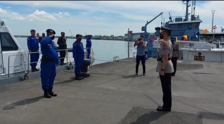 Wakapolda Sumut, Brigjen. Pol. Dr. Dadang Hartanto SH. SIK. M.Si didampingi Wakil Ketua PD Bhayangkari Sumut Ny. Fitri Dadang Hartanto saat upacara tabur bunga di Mako Ditpolairud Polda Sumut, Rabu (29/6).