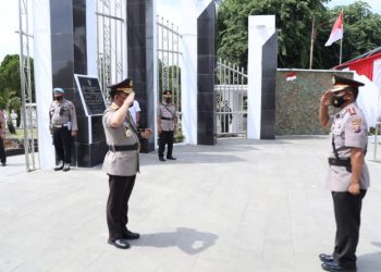 Kapolda Sumut, Irhjen. Pol. Drs. RZ Panca Putra saat pimpin upacara di TMP - Medan, Rabu (29/6).